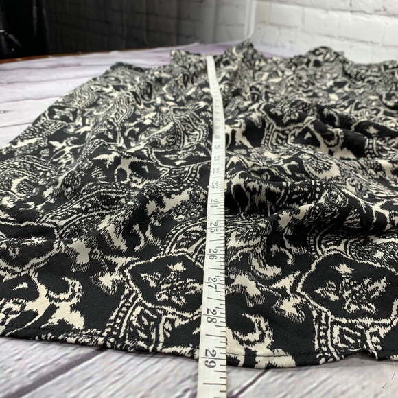 Talbots Plus Size B&W Abstract Wrap Blouse Sz 18W - Picture 6 of 7